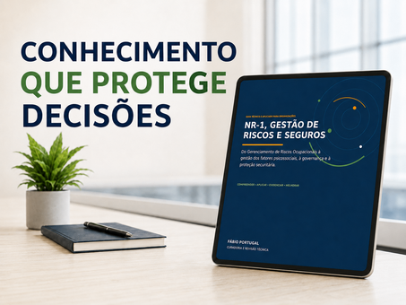 Capa do e-book NR-1, Gestão de Riscos e Seguros, com o tablet exibindo o título sobre a mesa