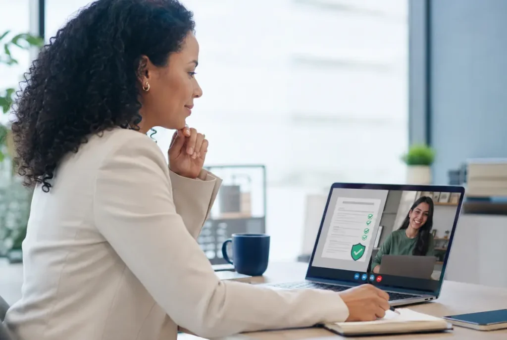 Profissional de RH em videochamada com estagiário, representando o seguro estagiário no home office da Okena.
