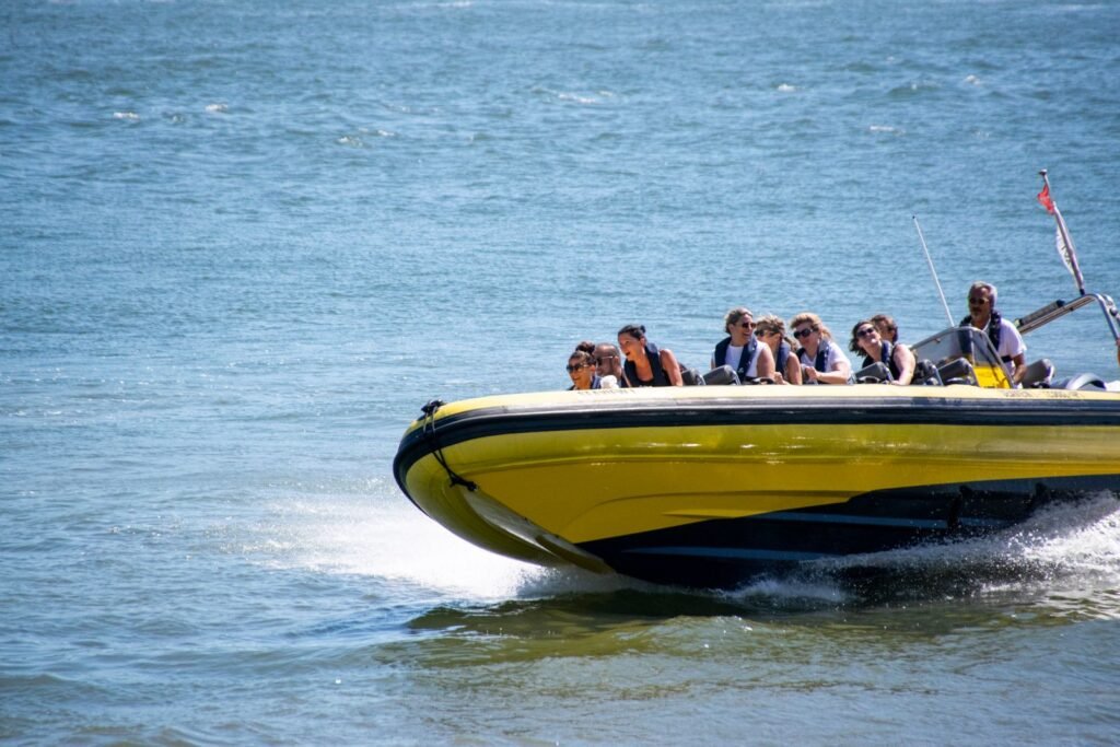 Passageiros a bordo de uma lancha navegando em um rio